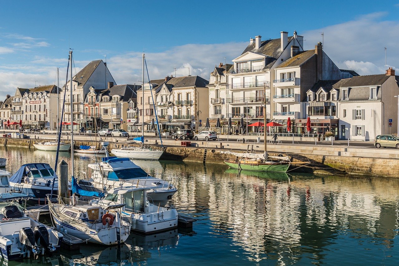 High quality original photo of a harbor with sharp boats and buildings